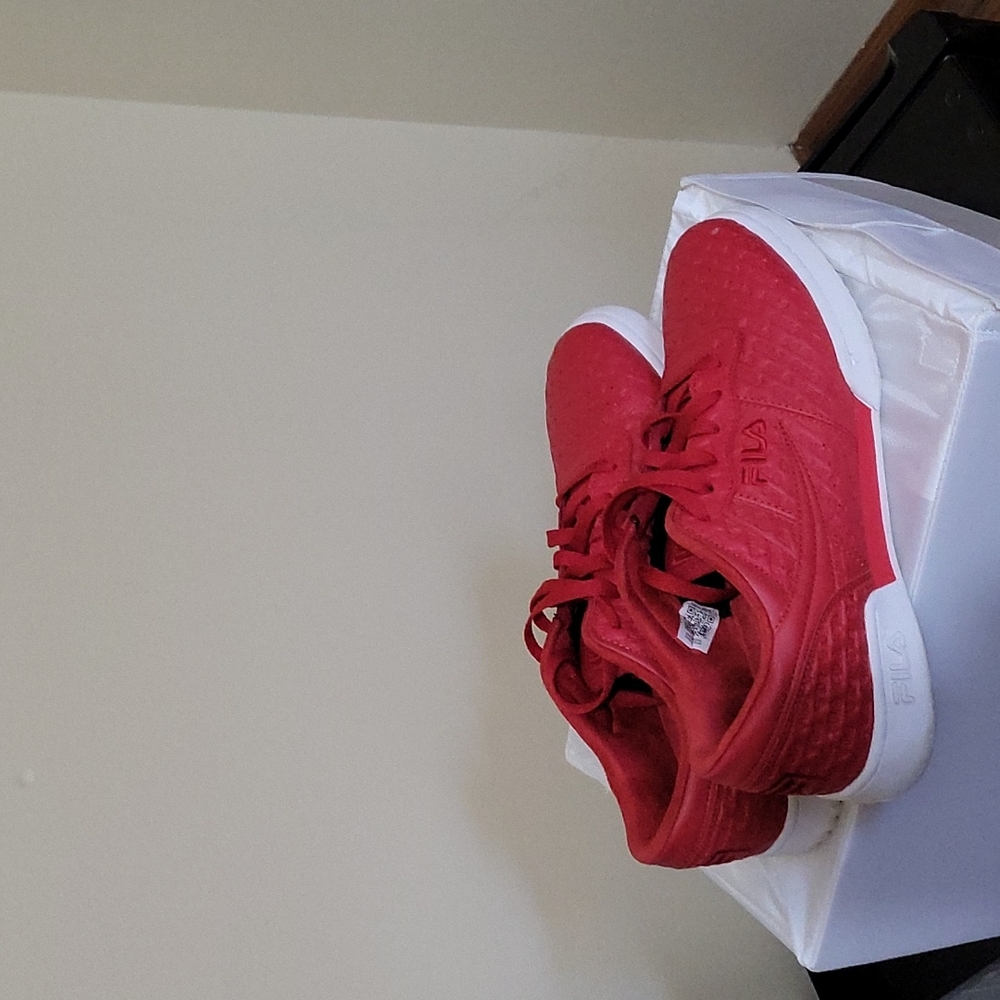 🔥FILA CASUAL RED AND WHITE  SNEAKERS SIZE 10.5 🔥